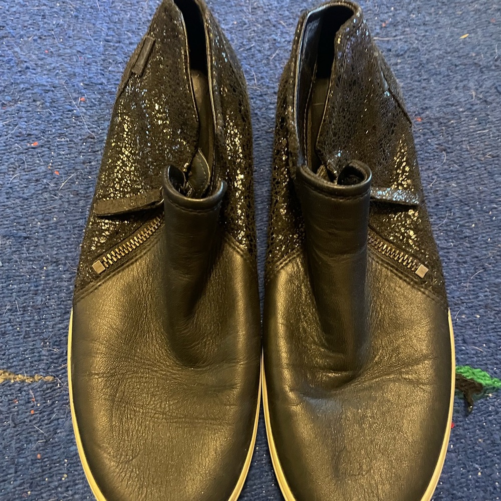 Black leather Sneakers decorative  Material on the heel.